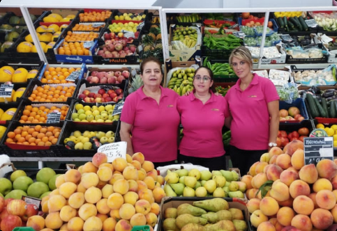 Personal de Frutas Isabel en una de nuestras tiendas